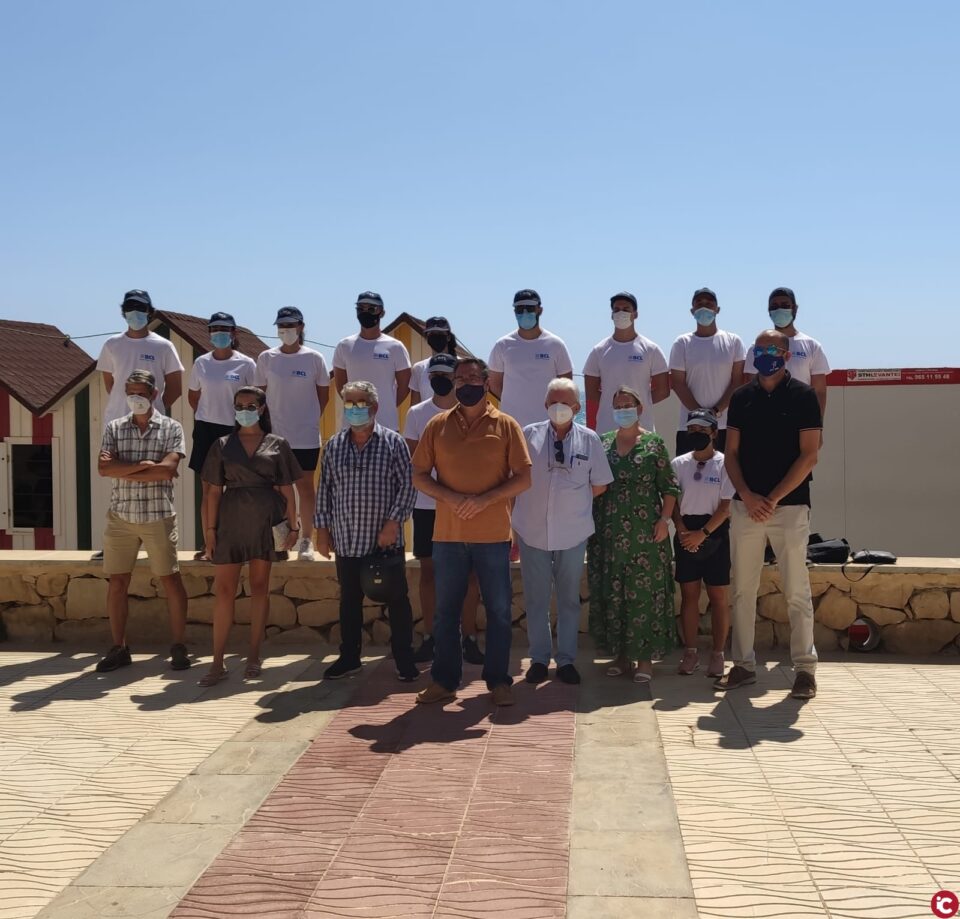 La concejalía de Playas de El Campello presenta sus 11 nuevos auxiliares para reforzar la seguridad en Muchavista y la playa canina