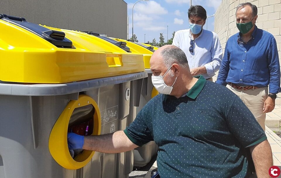 Alicante despliega un centenar de contenedores adaptados para facilitar el reciclaje a personas con discapacidad