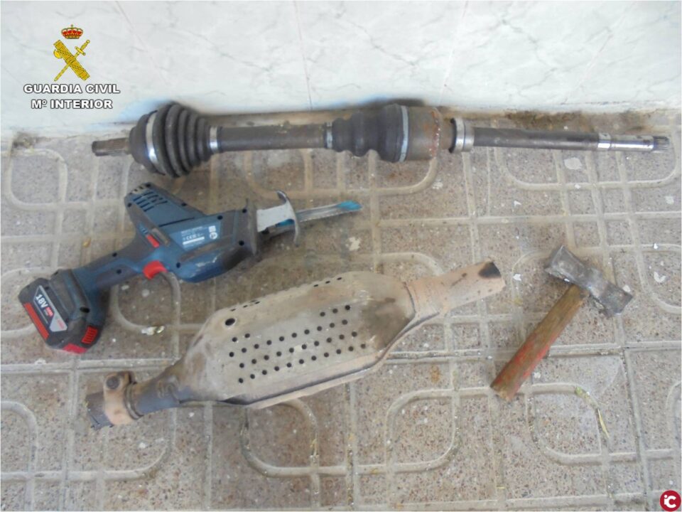 La Guardia Civil detiene en Cocentaina a tres personas dedicadas al hurto de catalizadores de vehículos