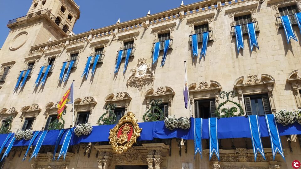 La Plaza del Ayuntamiento de Alicante se engalana para la Alborada a la Virgen del Remedio del 3 de agosto