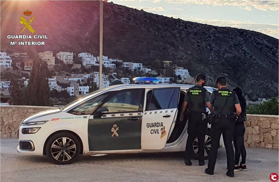 La Guardia Civil evita en Moraira y Calpe dos posibles delitos cometidos con el método del abrazo