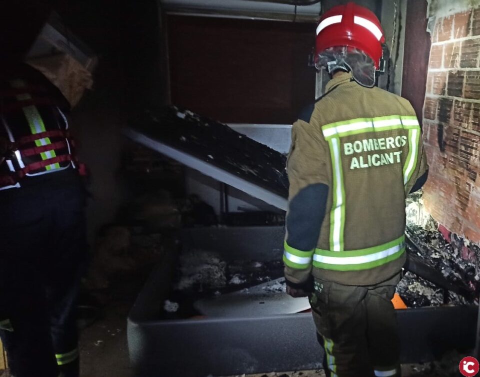 Los bomberos del SPEIS extinguen dos incendios en viviendas con cuatro heridos por inhalación de humo el fin de semana en Alicante