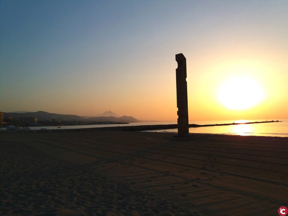 La concejalía de Playas de El Campello hace un llamamiento a la población a respetar el horario de limpieza