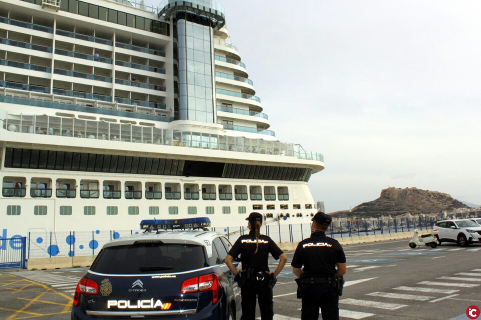 La Policía Nacional da consejos sobre turismo seguro a los pasajeros de un crucero atracado hoy en Alicante