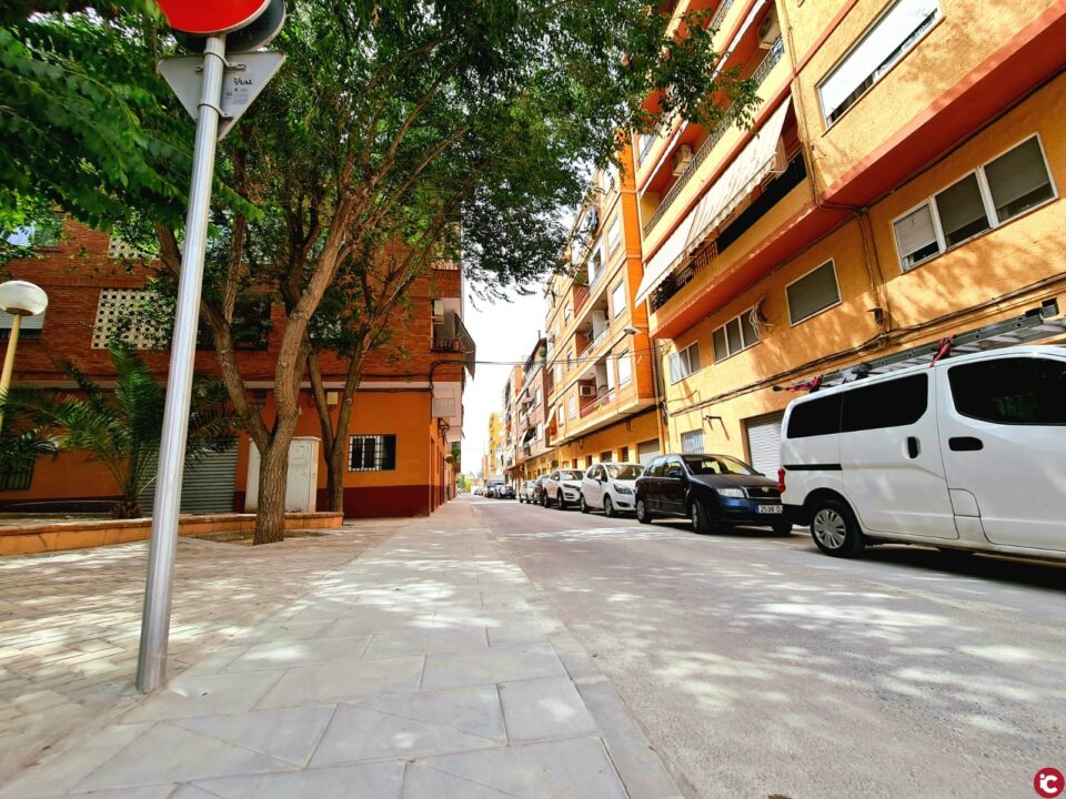 El Ayuntamiento de Elda finaliza las obras de remodelación de la calle Santo Domingo de Guzmán y San Luis Gonzaga para mejorar la accesibilidad en la Nueva Fraternidad