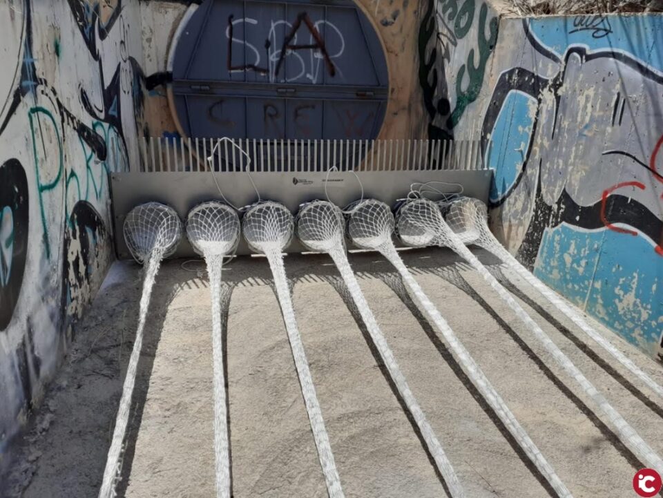 El Ayuntamiento de Aspe y Global Omnium instalan un nuevo sistema de retención de sólidos para evitar que los plásticos y las toallitas acaben en el Río Tarafa