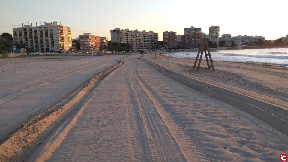 La concejalía de Playas de El Campello refuerza el servicio de delimitación de áreas en sus arenales
