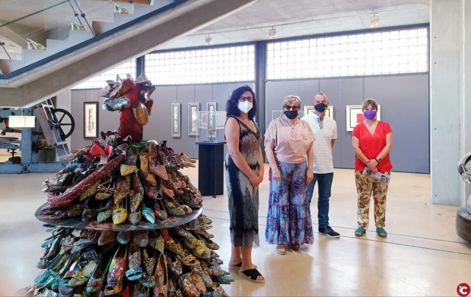 El Museo del Calzado de Elda acoge una exposición temporal de pintura y escultura realizada con zapatos reciclados