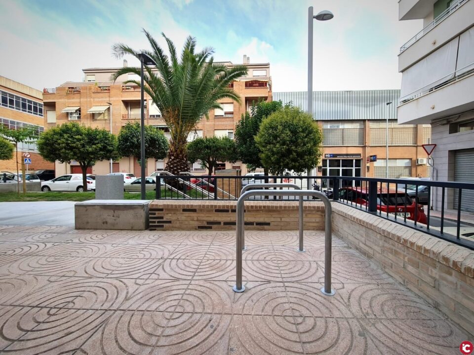 El Ayuntamiento de Elda finaliza la remodelación de la plaza de Maximiliano García Soriano y logra crear un nuevo espacio verde y accesible en el barrio de la Nueva Fraternidad
