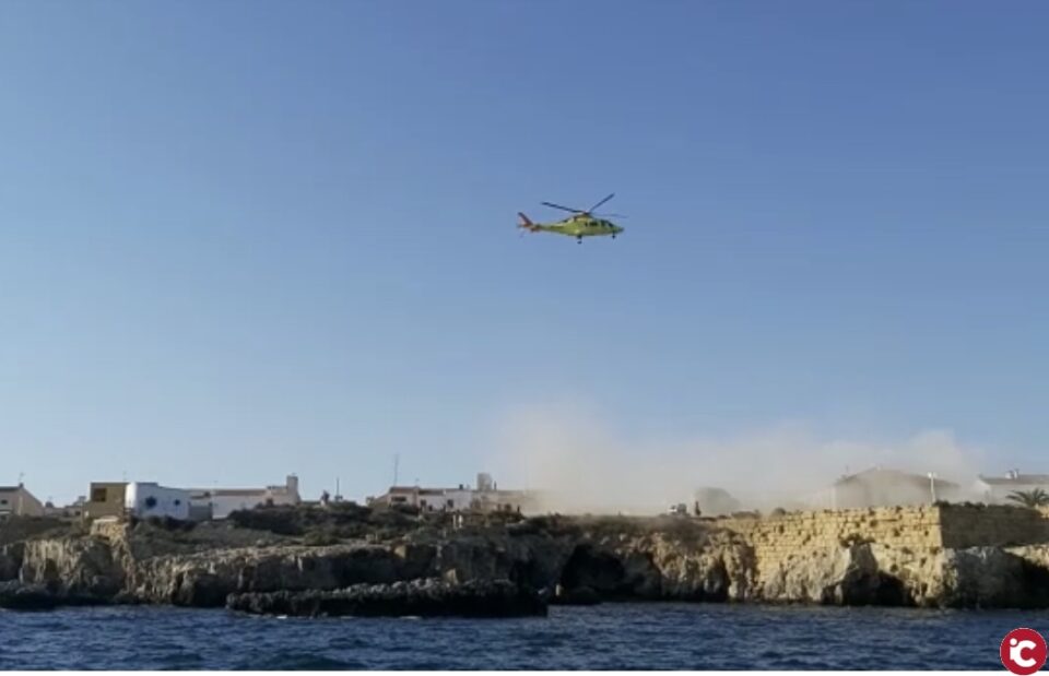 La Policía Local y los Bomberos del SPEIS rescatan a una persona herida en una zona rocosa en la isla de Tabarca