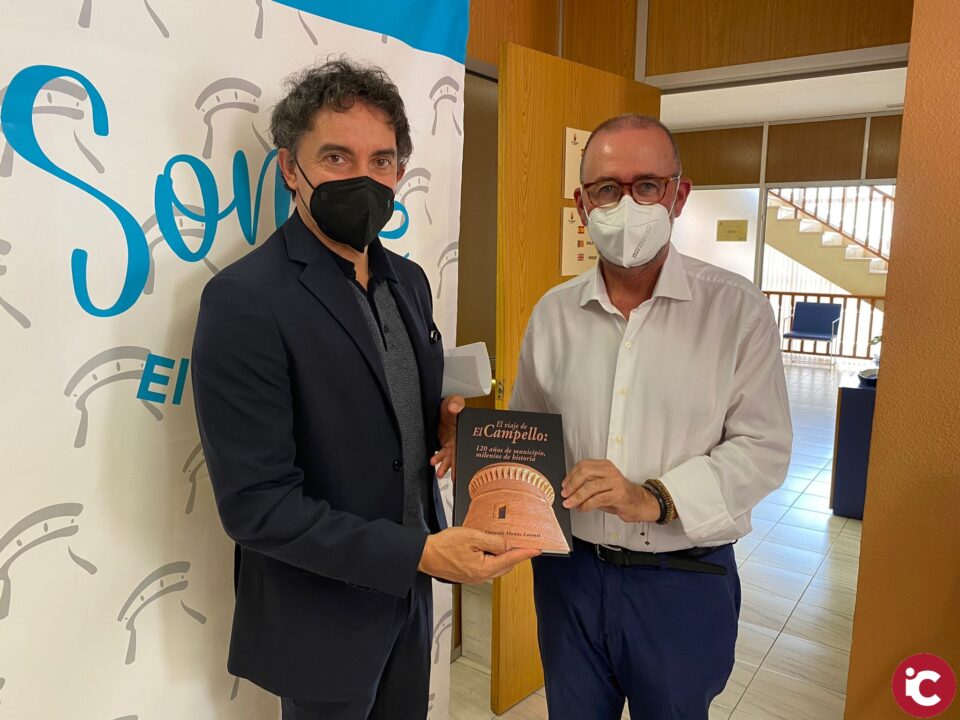 El secretario autonómico de Turismo recibe el libro sobre la historia de El Campello