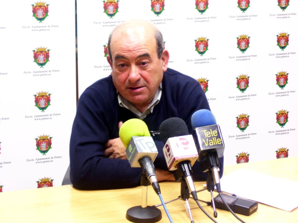 El Ayuntamiento tala cinco pinos de 20 metros ante el riesgo de caída por los fuertes vientos