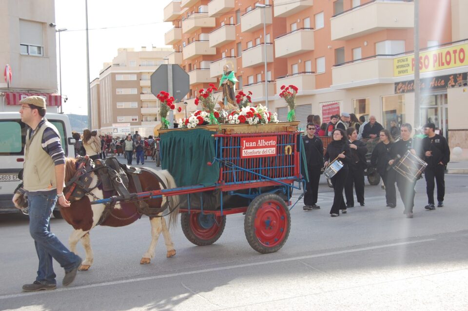 Cientos de monfortinos acuden a bendecir sus mascotas