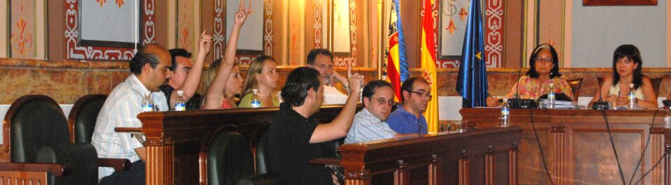 Tres ediles del PP se abstienen en una comisión mientras que dos de sus compañeros votan negativamente a una moción del PSOE que finalmente prosperó