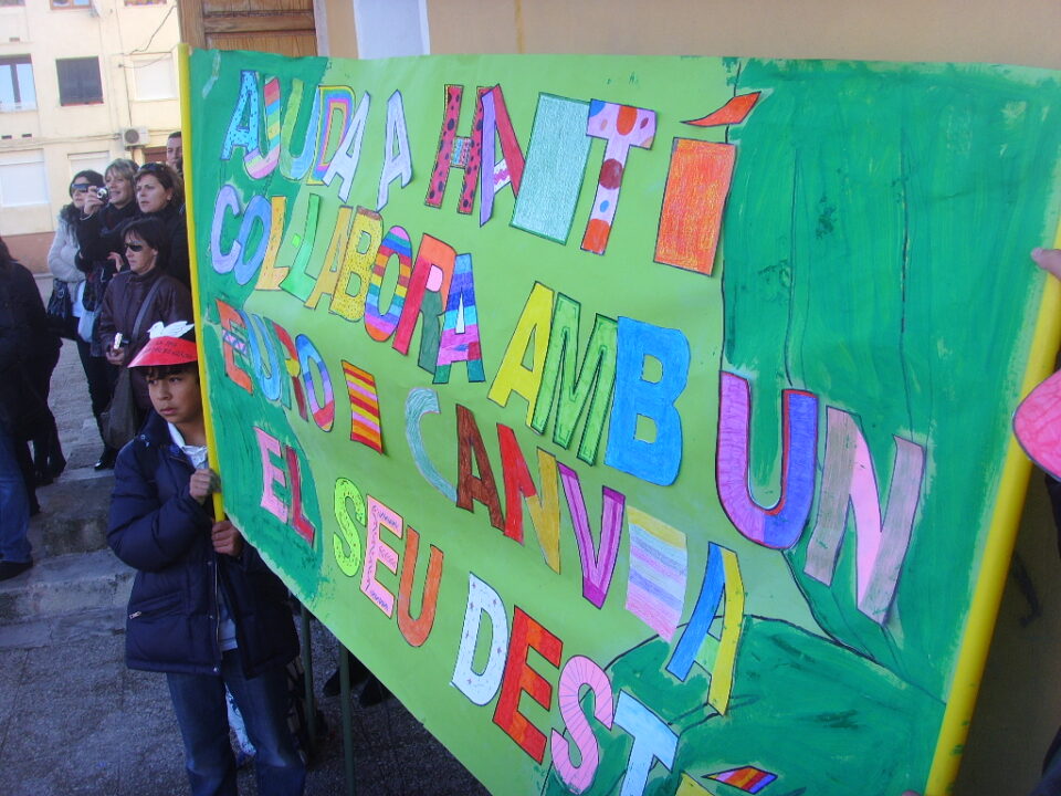 Se conmemora el dia mundial de la No violencia y la Paz. El Colegio Público Mare de Deu de Gracia de Biar ha recaudado un total de 350 que irán destinados a terremoto de Haití