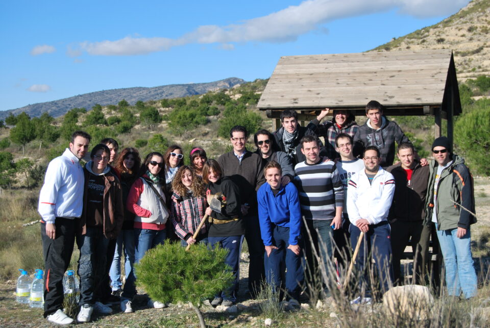 JUVENTUDES SOCIALISTAS REALIZA UNA REFORESTACIÓN EN EL TRINITARIO CON MOTIVO DEL DÍA DEL ÁRBOL