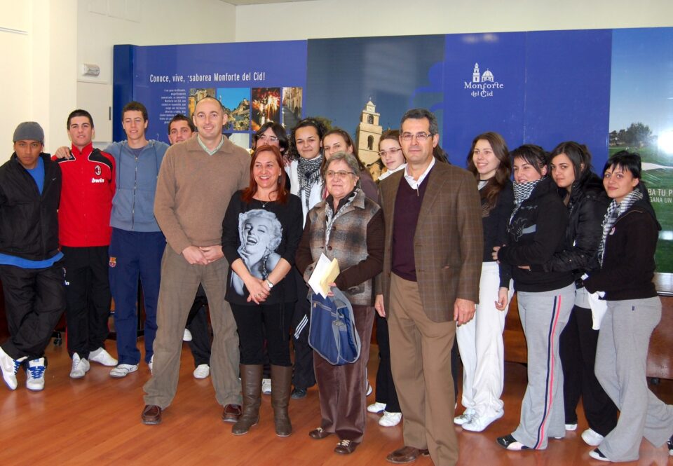 El Colegio y el Instituto entregan el dinero recaudado para Haití a Cruz Roja Novelda