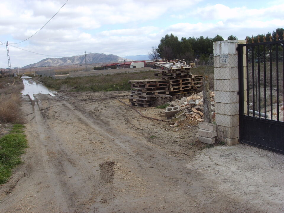 Alertan los vecinos cercanos de la Acequia del Rey de posibles inundaciones. El agua llega a los bajos de las viviendas