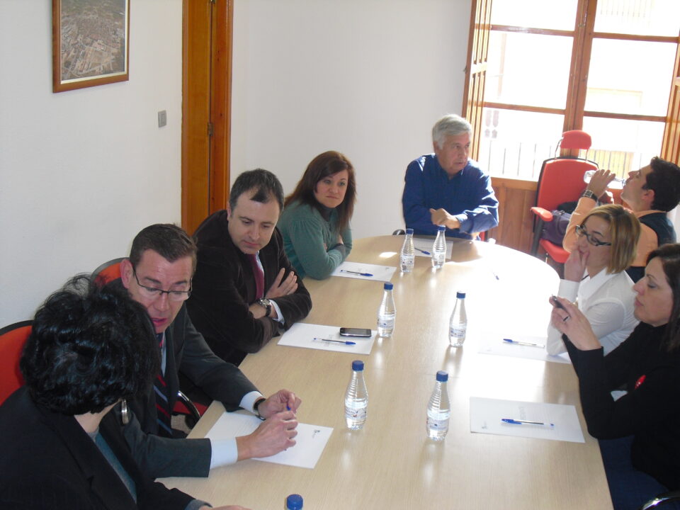 El secretario general del PP de la Comunidad Valenciana se reune con la alcaldesa y los concejales