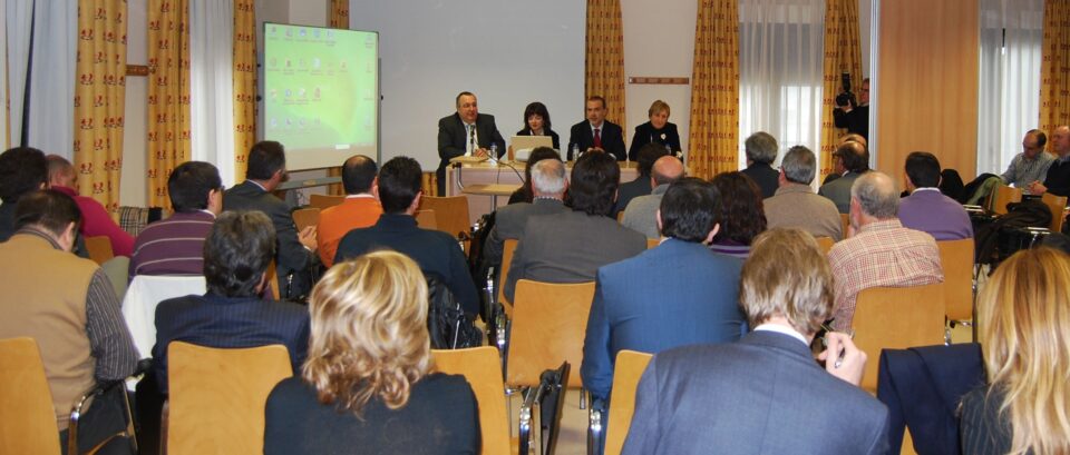 EL PRESIDENTE DEL PUERTO DE ALICANTE OFRECE ALTERNATIVAS DE TRANSPORTE A LOS EMPRESARIOS DE VILLENA Y COMARCA