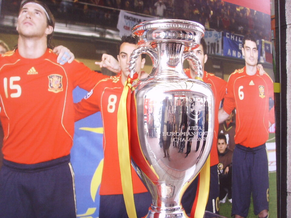 La auténtica Copa de Europa que la Selección Española está expuesta en la estación de servicio La Morenica