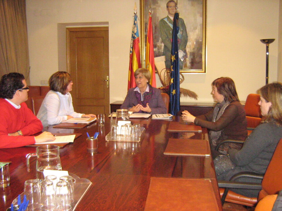 Esta mañana la subdelegada del Gobierno ha mantenido una reunión con representantes de la Asociación de Familiares de Enfermos de Alzheimer de Elda