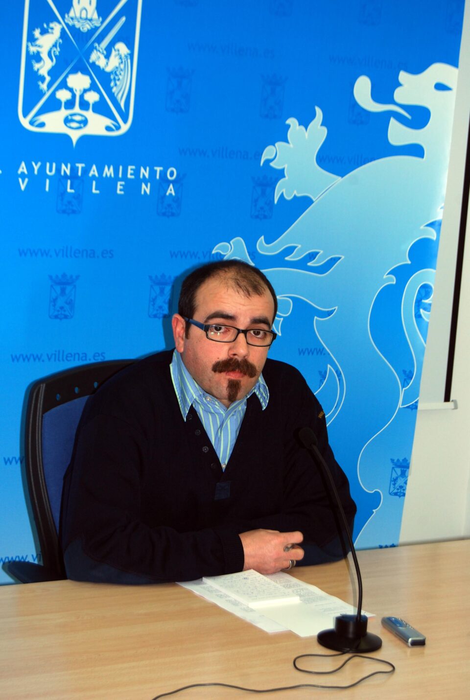 Los No Adscritos piden despacho y dos liberados. Valiente les recuerda que ahora "quieren lavar su imagen y actuar como grupo municipal y la ley no se lo permite. Ellos
