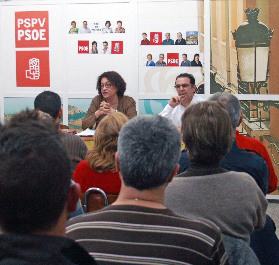 Nota del PSOE. La Diputada Nacional Juana Serna visita la sede socialista sajeña para explicar la política económica de Zapatero