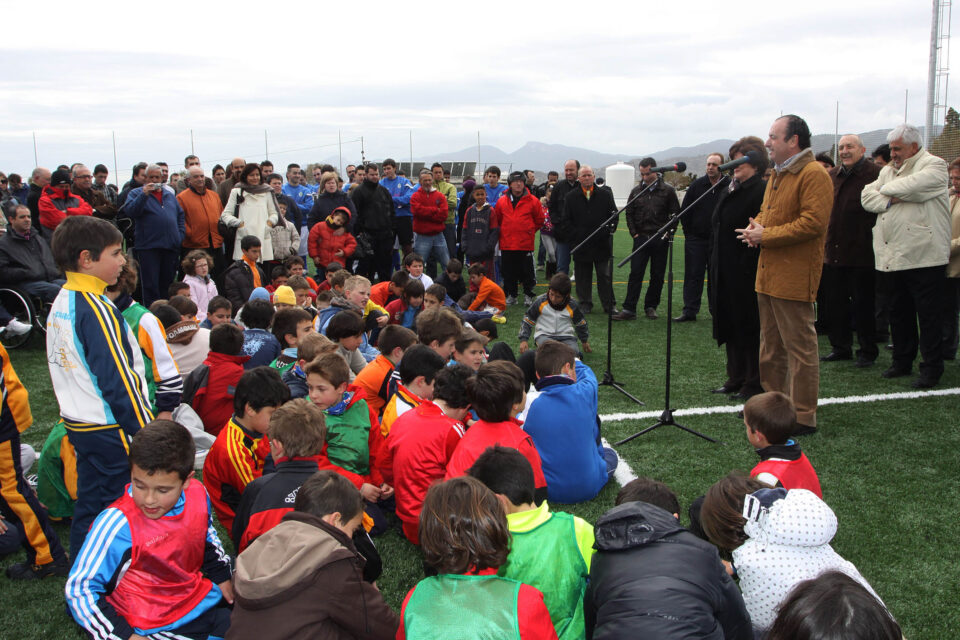 La Diputación de Alicante invierte 528.000 euros en la construcción del campo de fútbol de césped artificial en Onil