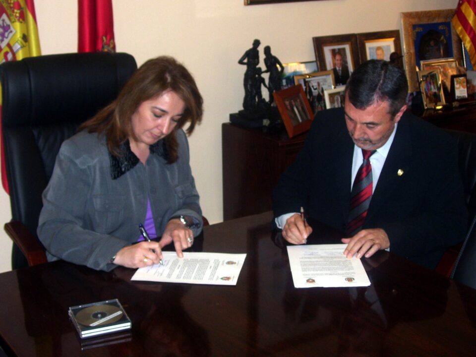 Los alcaldes de Petrer y Elda firman la corrección de un trazado que afecta a ambos términos municipales