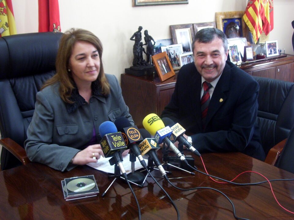 Los alcaldes de Elda y Petrer firman la corrección de un trazado que afecta a ambos términos municipales