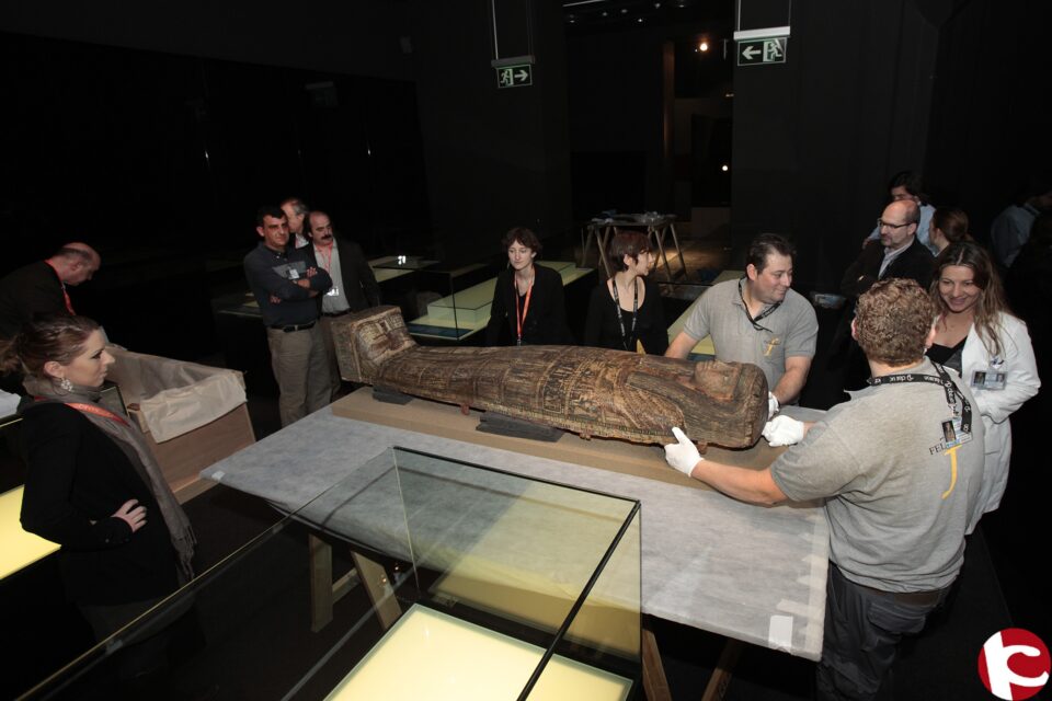 El MARQ recibe los sarcófagos y las piezas que componen la exposición El Enigma de la momia