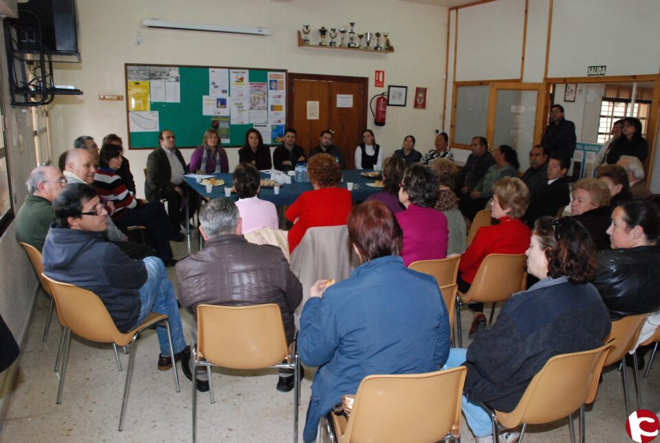 La alcaldesa ha desayunado hoy con los vecinos del barrio de Caliu