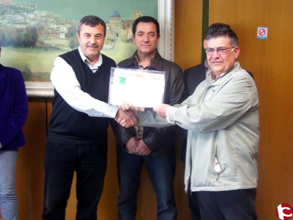 El Ayuntamiento hace entrega a Cáritas de un cheque de 1.050 euros gracias a la tasación de objetos perdidos de un centro comercial