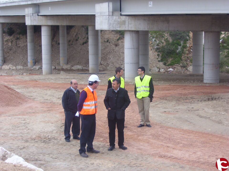 Realizan una prueba de carga en el puente de la Rambla dels Molins