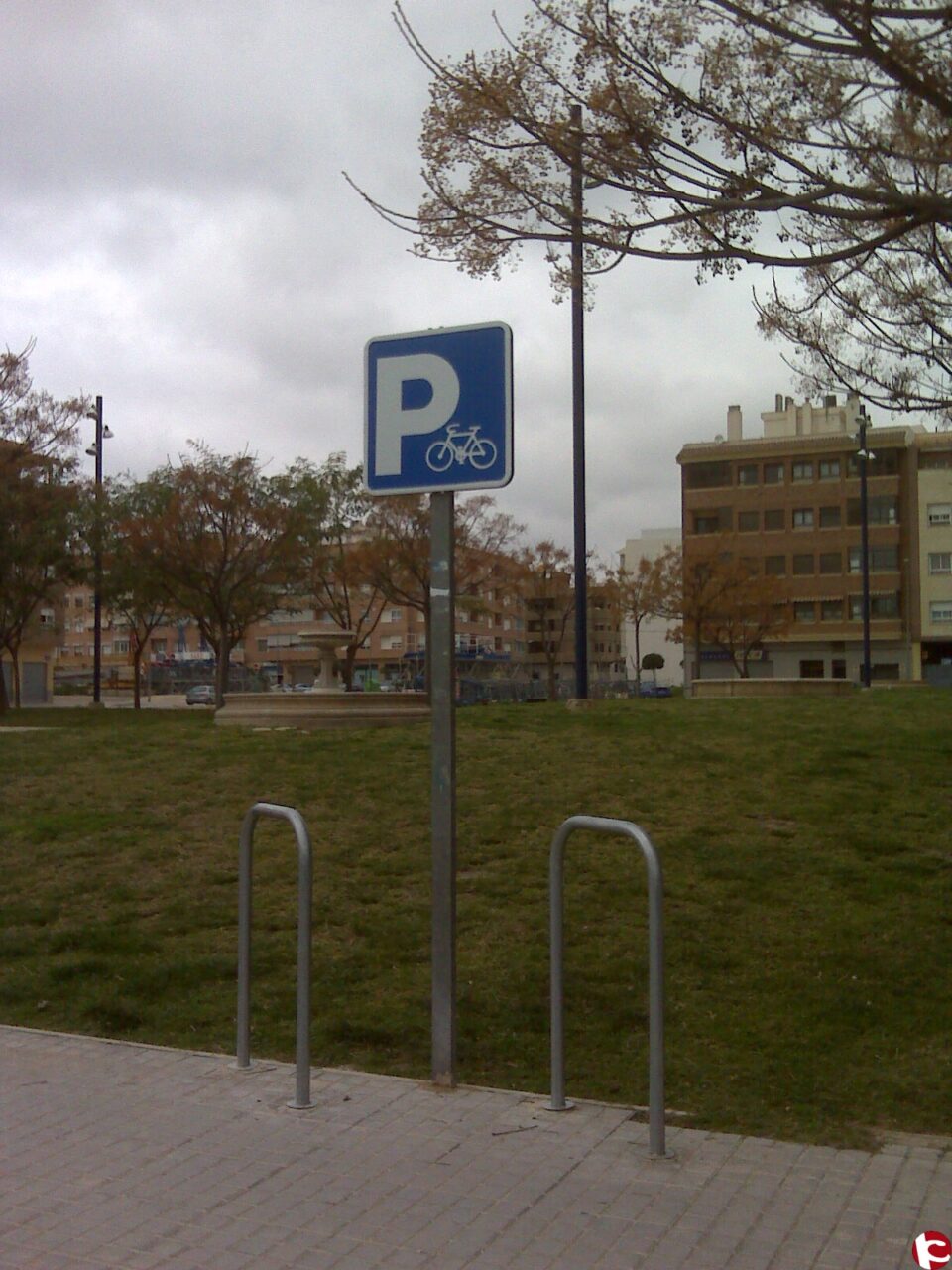 INSTALACIÓN DE APARCA BICICLETAS Y CAMPAÑA DE DIFUSIÓN DE NOVELBICI