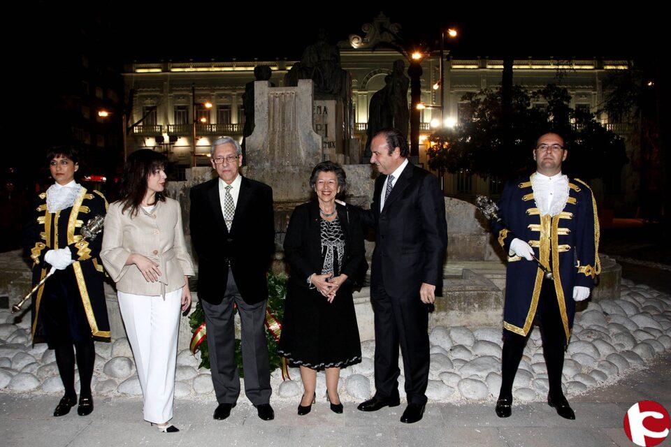 La Diputación entrega la Medalla de Oro de la Provincia a título póstumo al compositor Ruperto Chapí. La biznieta de Chapí anuncia que la entregará al teatro para que la disfrute la ciudad