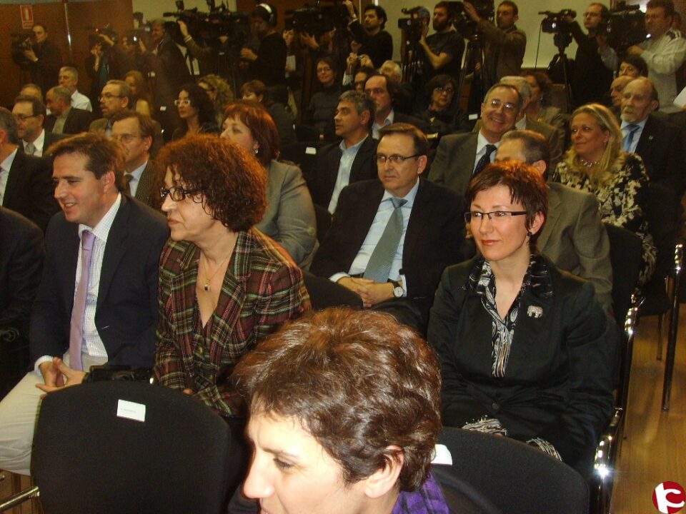 La Vicepresidenta Primera del Gobierno entrega la Declaración de Reparación y Reconocimiento Personal a los familiares de Miguel Hernández. Ofrecemos reportaje de Intercomarcal