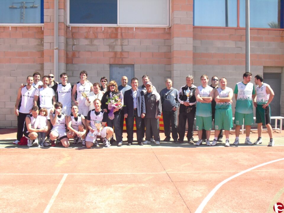 Se entregan los Trofeos del "Memorial Teresa Villaplana" de baloncesto