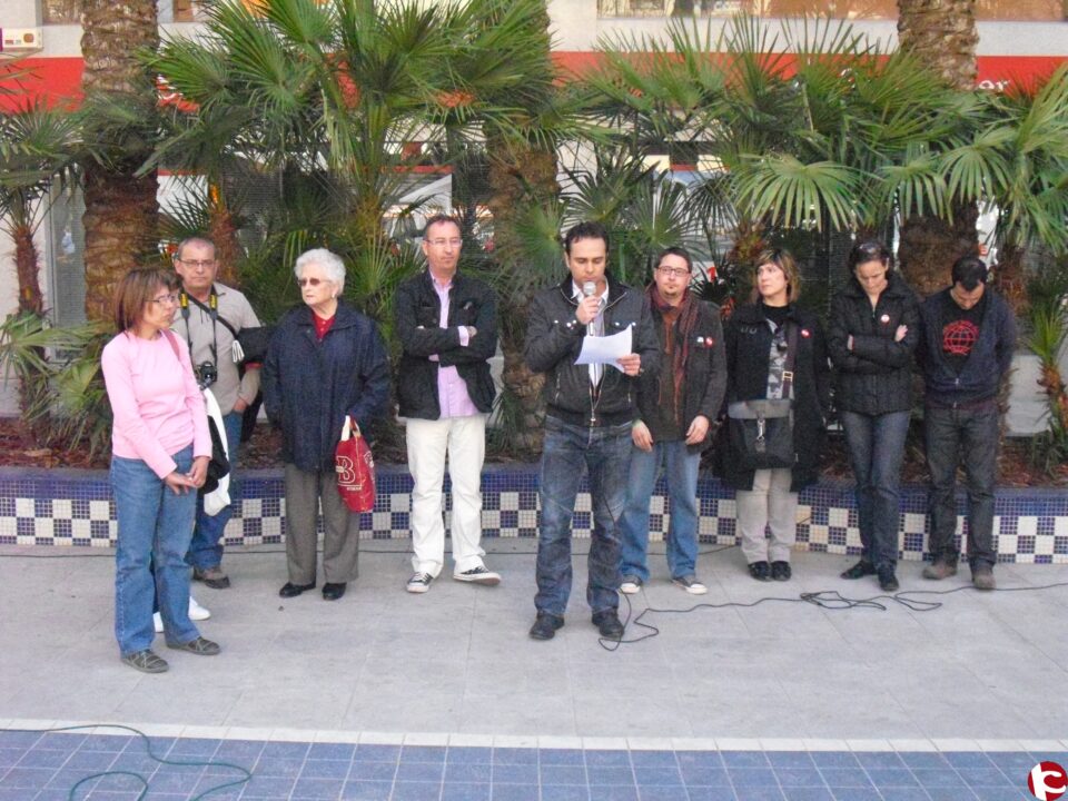 La plataforma de la solidaridad se concentra para protestar por los recortes del Ayuntamiento en ayudas al tercer mundo