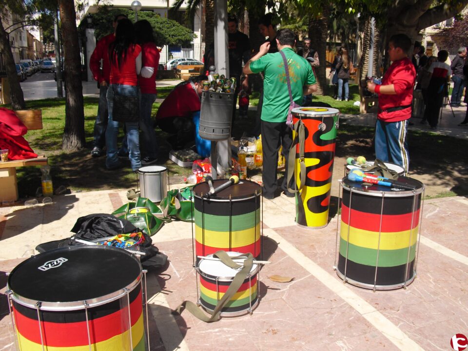 El colectivo "Elda Baila" reune a varias batucadas en la plaza Castelar para realizar una tamborada