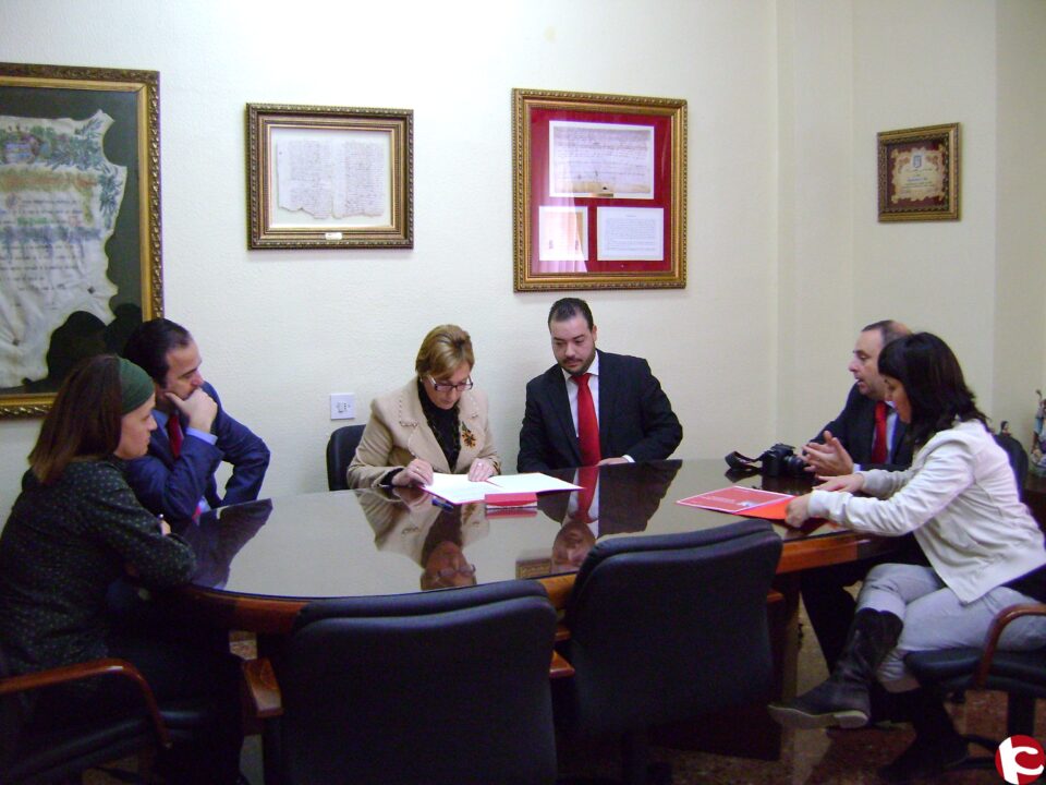 El Ayuntamiento de Sax firma con una entidad un convenio de colaboración para sus empleados