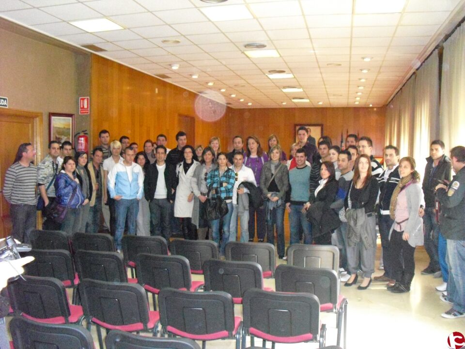 Adela Pedrosa entrega ayudas de 3.000 euros para la compra de una vivienda a 25 matrimonios jóvenes de Elda