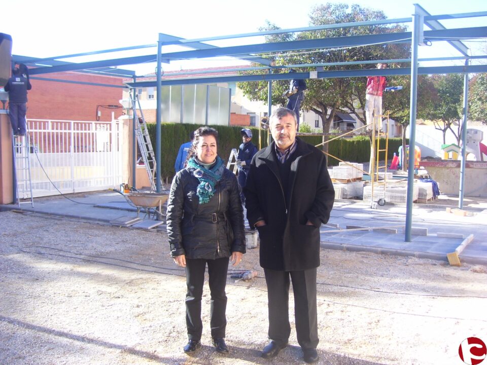 Finalizan la instalación de la pérgola del colegio Cid Campeador como actuación de los Presupuestos Participativos