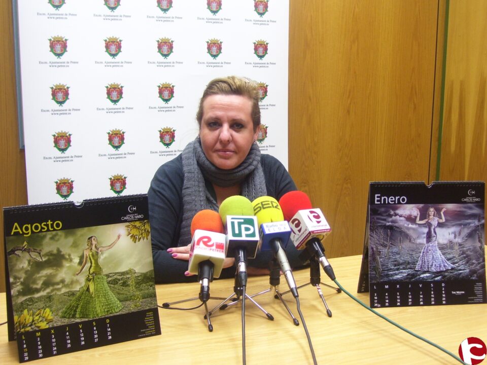 El diseñador valenciano Carlos Haro realiza un calendario de moda ambientado en el Arenal del Almorxó de Petrer