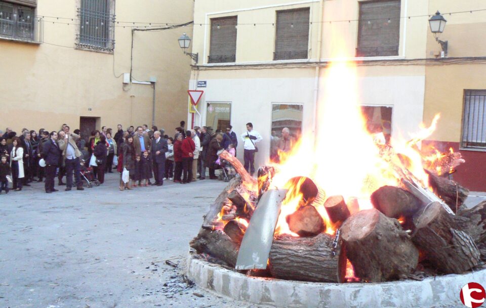 Villena enciende la tradicional hoguera de San Antón en la vispera de la festividad