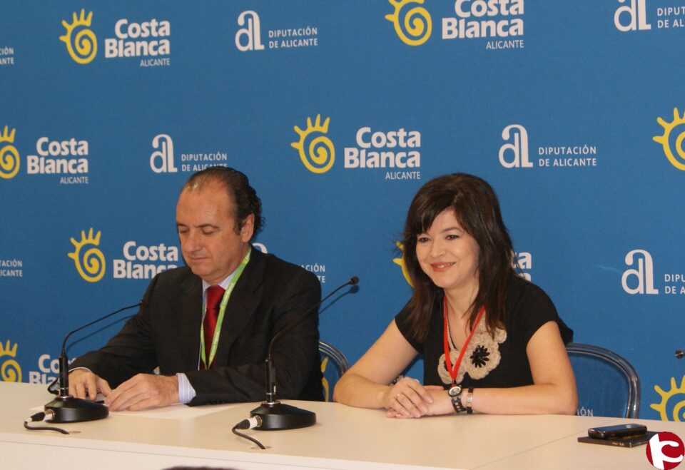 Francisco Camps y Leire Pajín visitan la maqueta de la Plaza Plurifuncional de Villena.