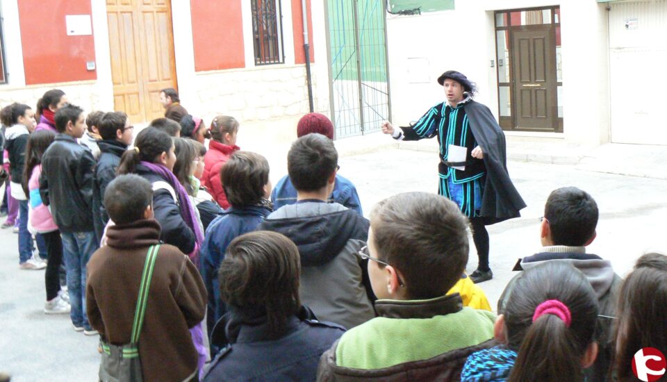 Primera visita teatralizada de escolares al casco histórico
