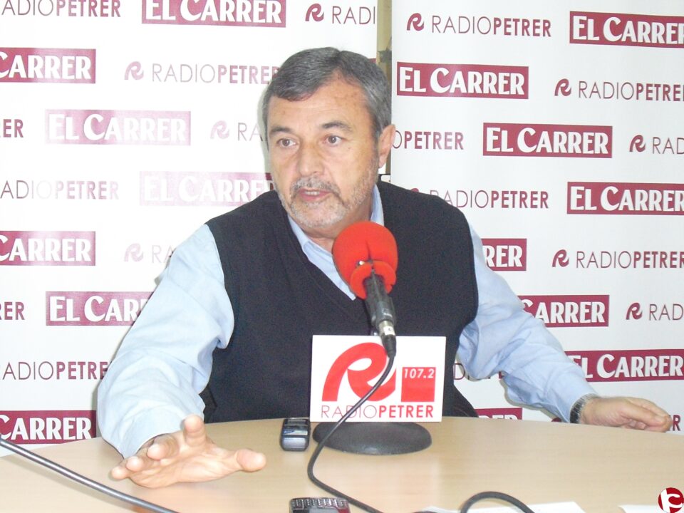 Pascual Díaz ha participado esta mañana en la Tertulia Política de Radio Petrer donde ha analizado los puntos que se tratarán esta noche en el pleno y ha hablado de los problemas que está generando la ley antitabaco