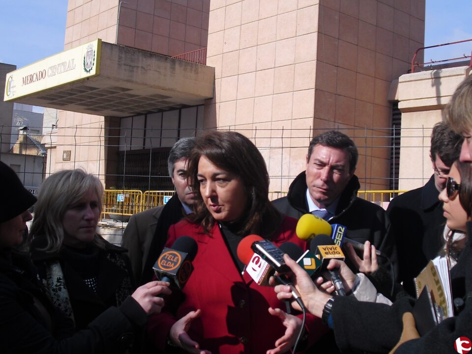 La Alcaldesa Adela Pedrosa y el Conseller Mario Flores visitan las obras de adecuación del Mercado Central
